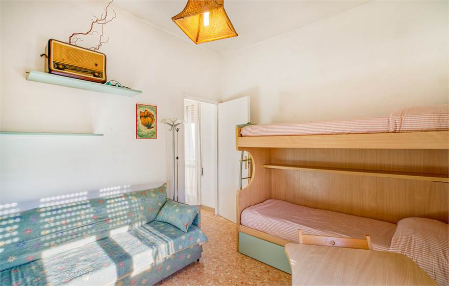 cameretta con tre letti