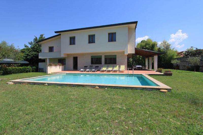villa con piscina