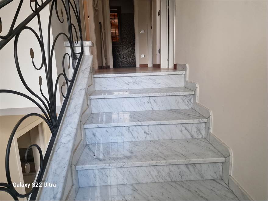 scala in marmo carrara