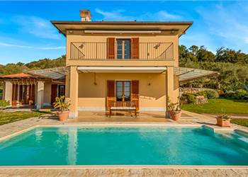 Palatina villa con piscina vista mare