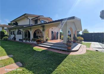 Forte d.Marmi zona Vaiana villa con piscina 