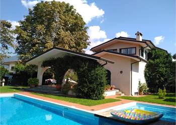 Forte d.Marmi zona Vaiana villa con piscina 