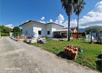 Fiumetto villa bifamiliare con piscina