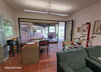 Vittoria Apuana fondo commerciale con posto auto