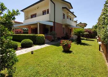 Forte dei Marmi villa singola con giardino