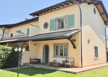 Forte dei Marmi bifamiliare di testa  con giardino