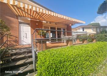Marina di Pietrasanta villa singola con giardino