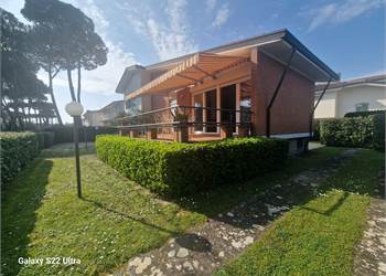 Marina di Pietrasanta villa singola con giardino