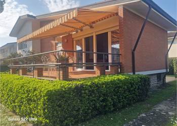 Marina di Pietrasanta villa singola con giardino