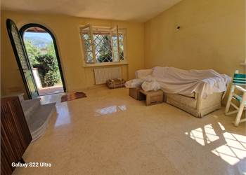 Querceta bifamiliare ristrutturata con giardino