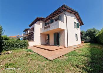 Querceta bifamiliare ristrutturata con giardino