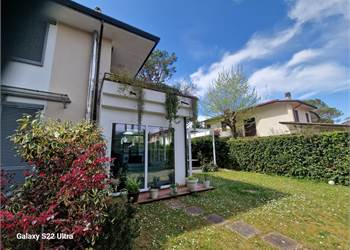 Vittoria apuana bifamiliare con giardino 350 mt mare
