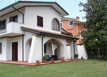 Villa Bifamiliare In Vendita a Forte dei Marmi