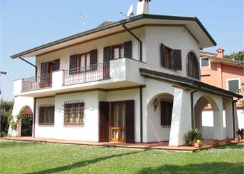 Villa Bifamiliare In Vendita a Forte dei Marmi