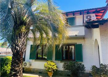 Forte dei marmi centro villa singola con giardino 300 mt.mare