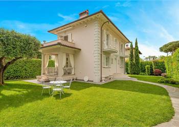 Pietrasanta vicino al centro villa con giardino