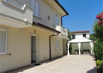 Forte dei Marmi centro affittasi villa singola