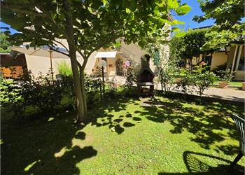 Vittoria apuana appartamento con giardino