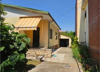 Ripa vendesi casa singola da ristrutturare con giardino